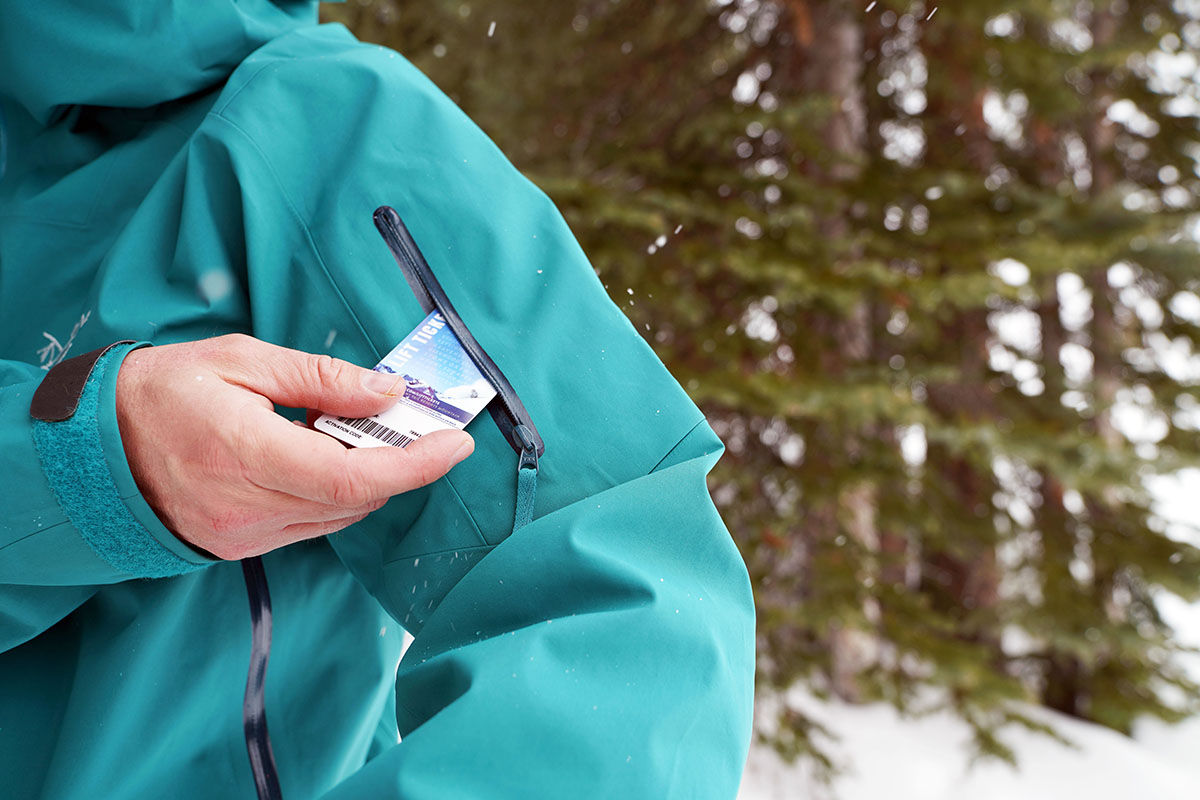 Arc'teryx Sabre AR ski jacket (arm pocket 2)